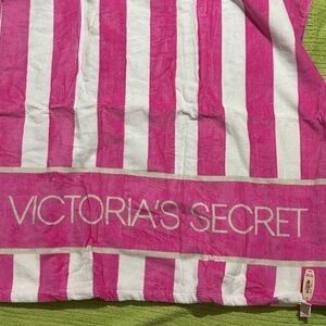 Victoria's Secret Bold Pink and White Towel,NWT